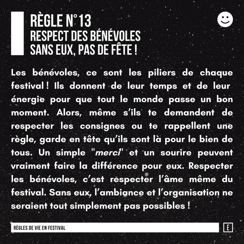 Participant·e suivant les bonnes pratiques pour naviguer dans la foule et profiter du festival sereinement.
