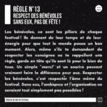 Participant·e suivant les bonnes pratiques pour naviguer dans la foule et profiter du festival sereinement.