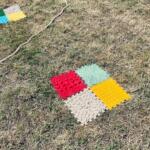 Bénévole Eclipshead expliquant les protocoles de prévention et les bonnes pratiques aux festivalier·e·s.