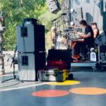 Participant·e utilisant des protections auditives fournies par Eclipshead sur le festival.