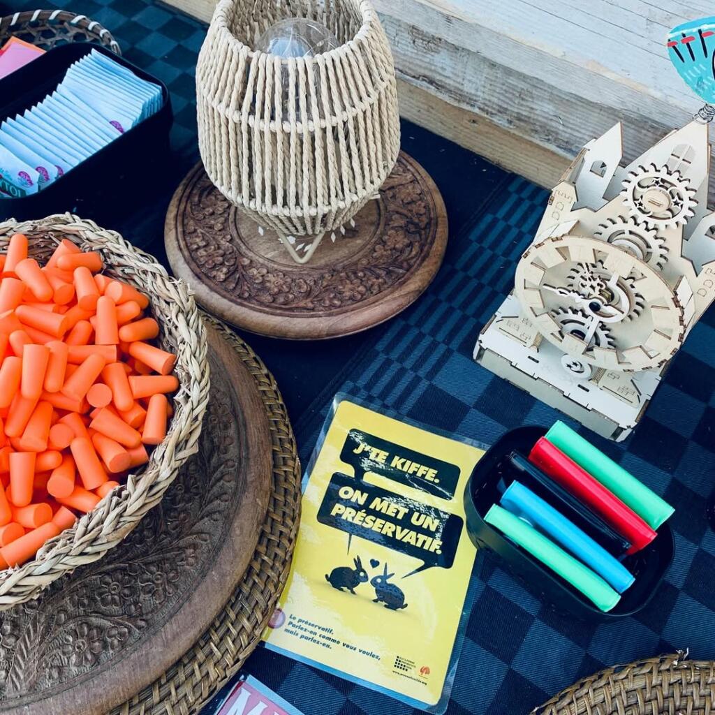 Équipe Eclipshead coordonnant le stand éducatif et les maraudes pour un festival inclusif et sûr.