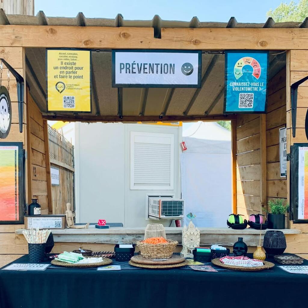 Festivalier·e recevant des conseils bienveillants sur la consommation d’alcool et la prévention.