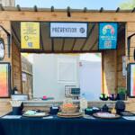 Festivalier·e recevant des conseils bienveillants sur la consommation d’alcool et la prévention.